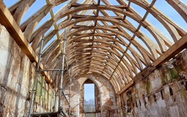 Rénovation d'une charpente cintrée réalisée par Thomas Beaudoin, couvreur à Pont-l’Évêque